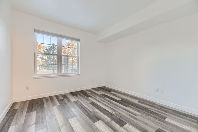 Building Photo - **Fully Updated 2-Bedroom Condo with New Appliances!**