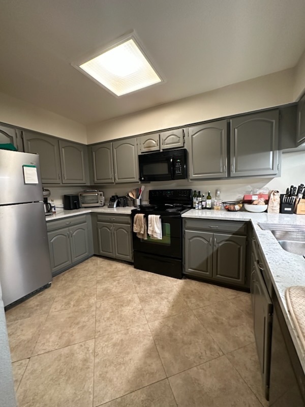 Kitchen has what you need. - 1910 Robbins Pl