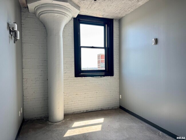 Building Photo - 511 Pershing Ave