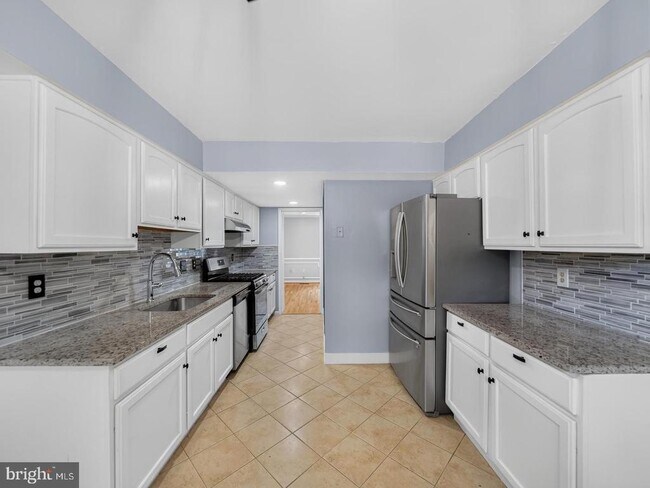 Building Photo - 15057 Cherrydale Dr