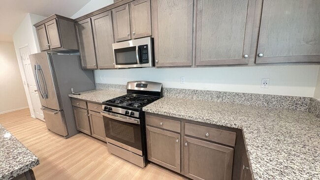 Building Photo - 4 BEDROOM, 3 BATH VICTORVILLE HOME