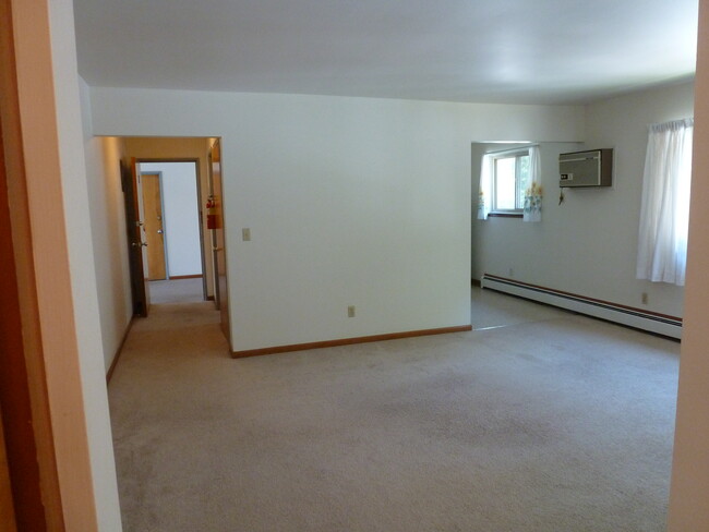 bed/bath hall, looking back entrance/kitche - 135 Kedzie St