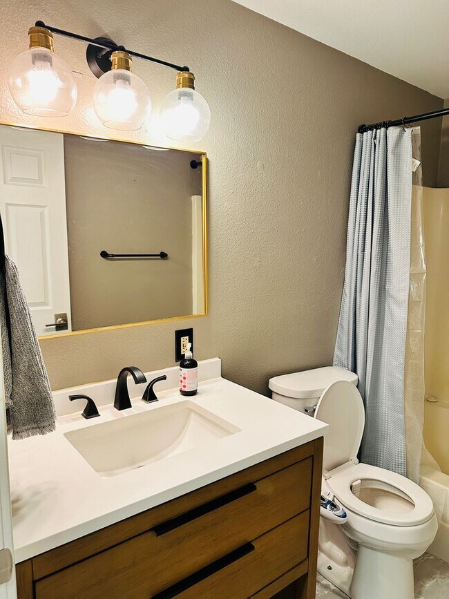 Building Photo - Charming Updated Condo in Great Location