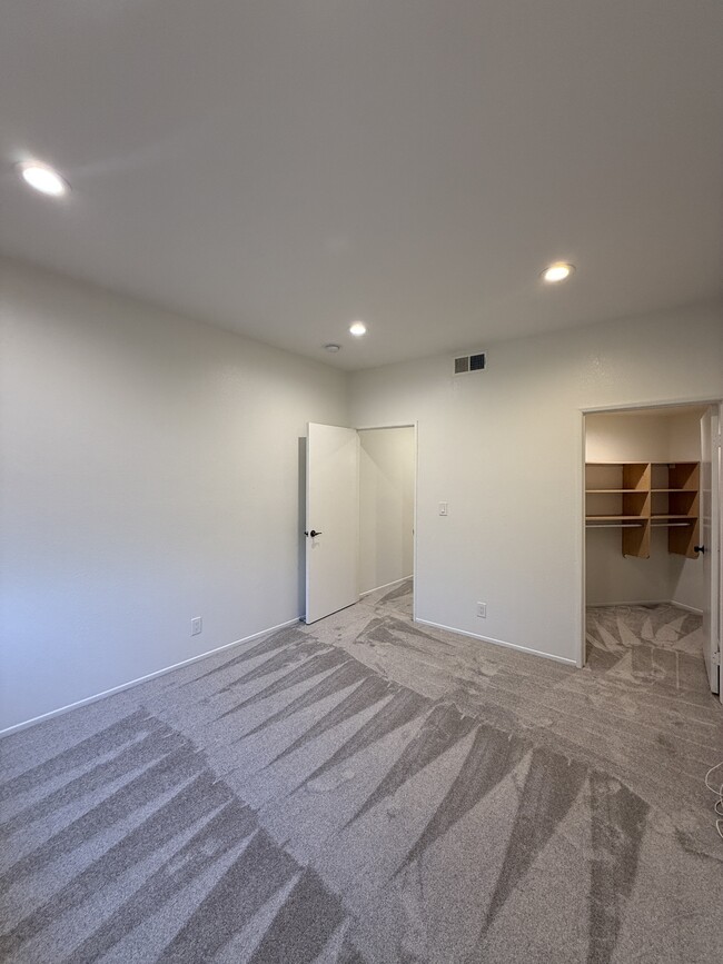 Building Photo - 221 S Oak Knoll Ave