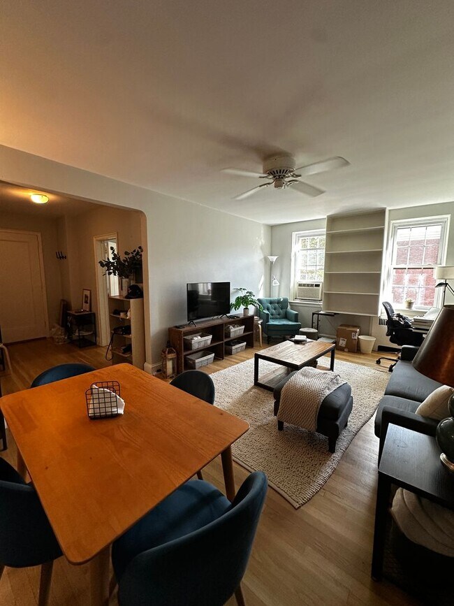 Building Photo - Bright & Spacious 1-Bedroom Top-Floor Apar...