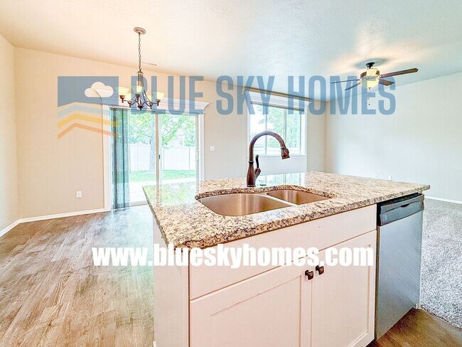 Building Photo - 1868 N Justin Ave