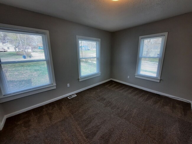 Building Photo - 2 bedroom, 1 bathroom home on large corner...