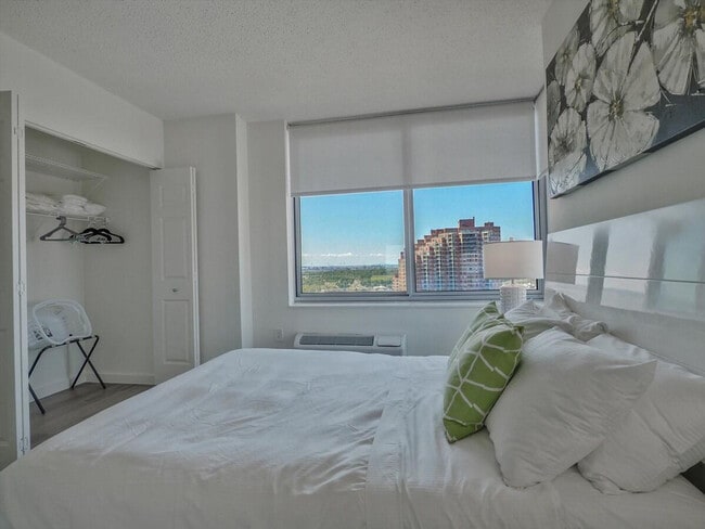 Building Photo - 33 Hudson St