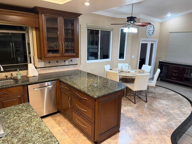 Building Photo - Custom Estate
