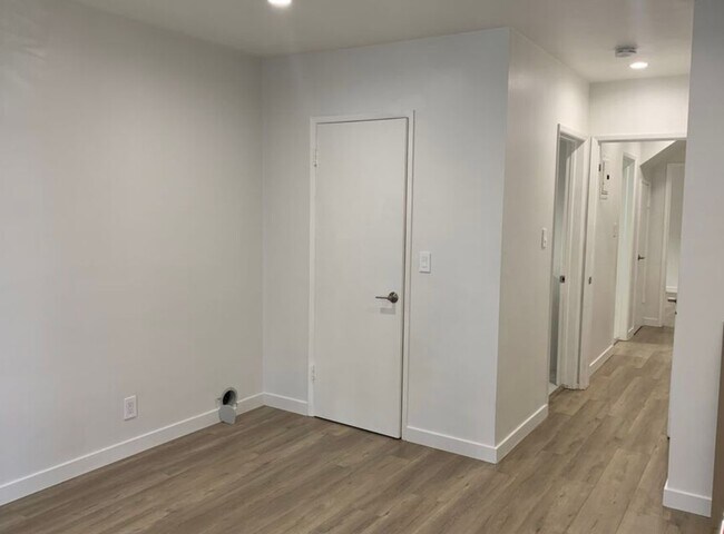 Building Photo - 450 Rexford Dr