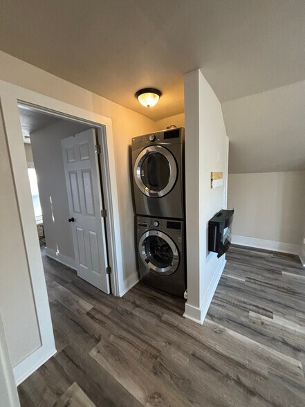 Building Photo - 517 7th St E