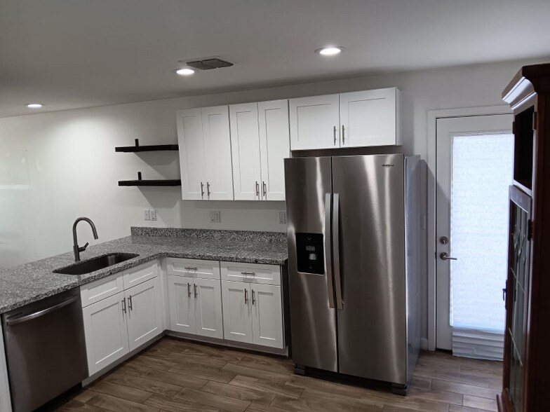 Building Photo - 2138 W Madison St