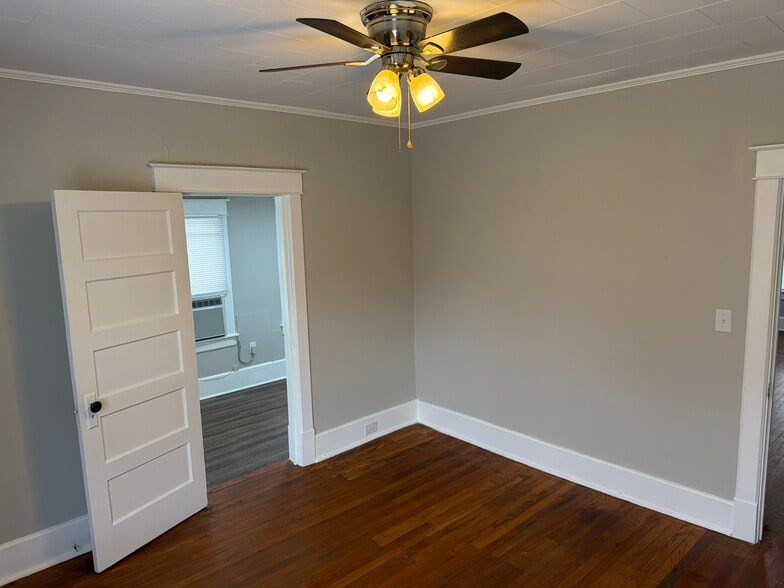 Building Photo - 422 W Main St