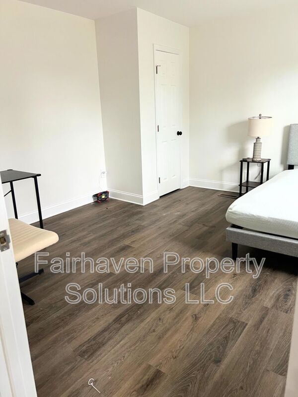 Building Photo - 2827 E 5th Ave