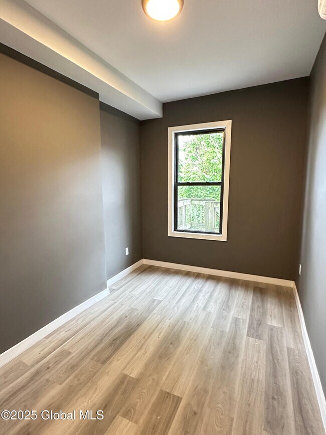 Building Photo - 154 Lark St