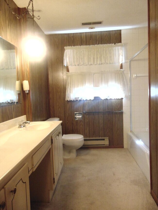 Building Photo - Fayette Family Farm House!