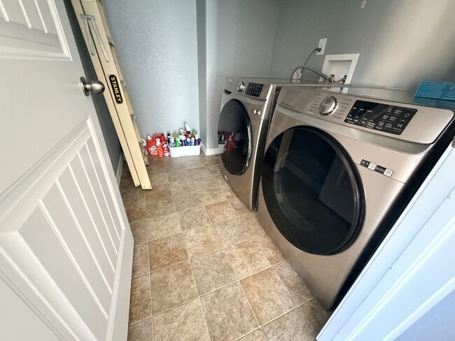 Building Photo - 9545 Sand Myrtle Dr