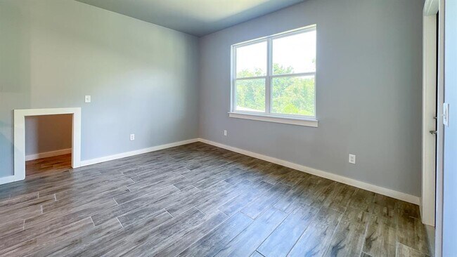 Building Photo - 1724 Salma Rd