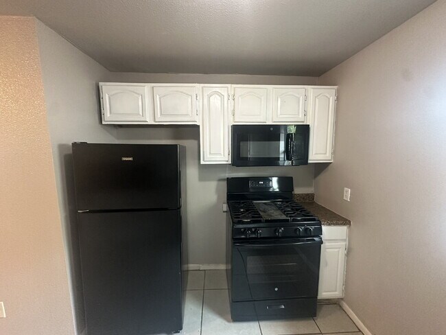 Building Photo - 2 Bedroom, 1 Bath Apartment