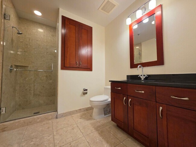 Building Photo - Fantastice High Rise with Full City Views!