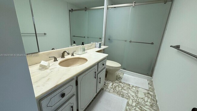 Building Photo - 1121 Crandon Blvd