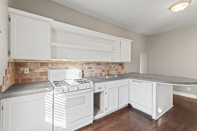 Building Photo - Charming 2 Bed, 1 Bath Lenexa Home with Modern Amenities!