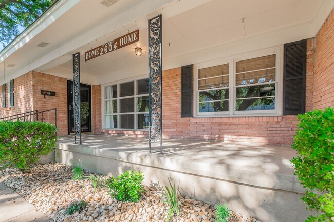 Building Photo - Renovated 3 Bed / 2 Bath Brick Home with 2-Car Garage & Fenced Yard in North Temple