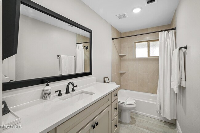 Building Photo - 854 Mallett St