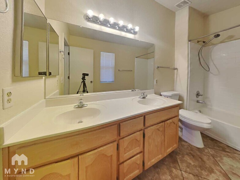 Building Photo - 1679 W Camino Acierto