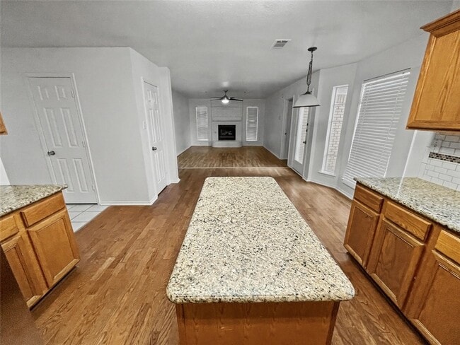 Building Photo - 611 Mariposa Dr