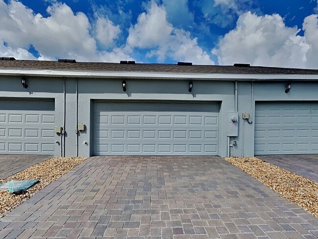 Building Photo - 637 Bayhawk St