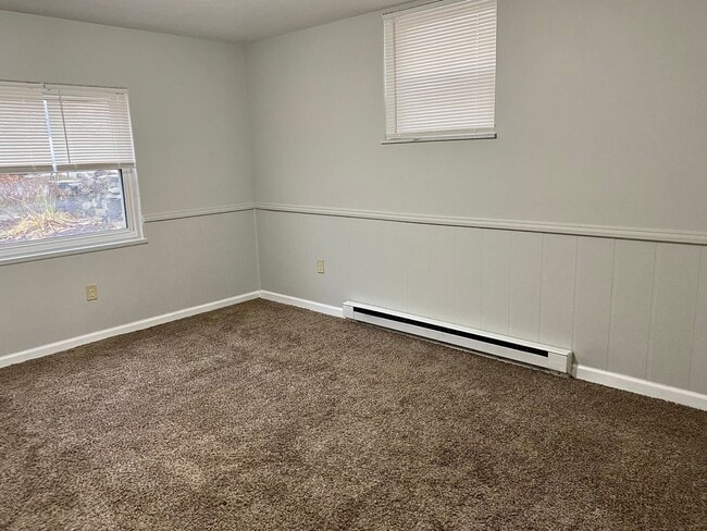 Building Photo - Quaint One Bedroom Apartment