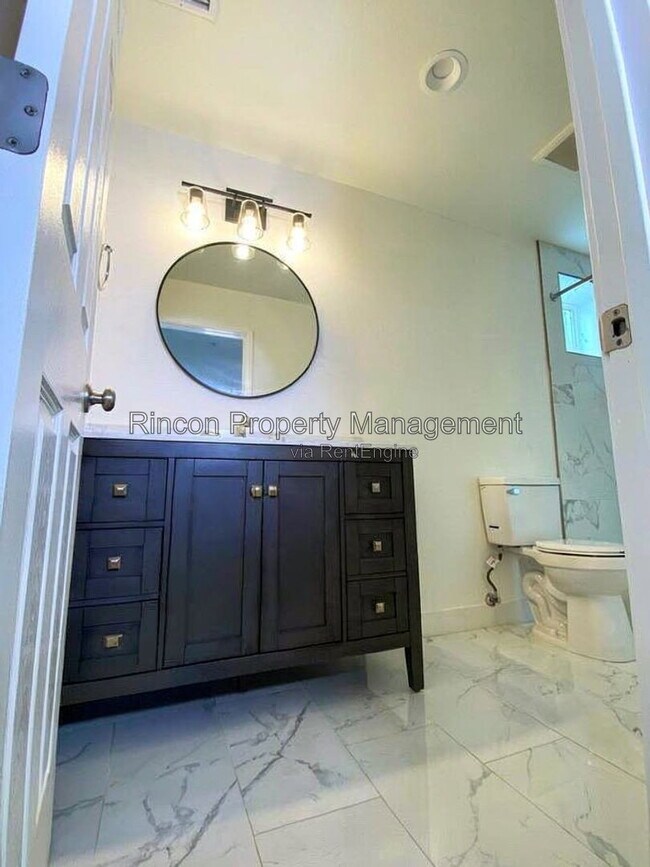 Building Photo - 708 Calle Pensamiento