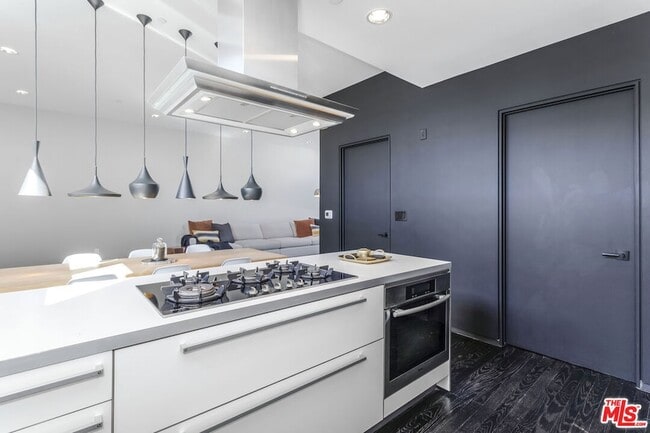 Building Photo - 825 Kings Rd