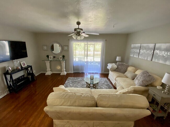 Building Photo - 251 Orange Grove Dr