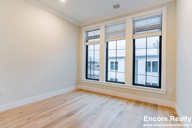 Building Photo - 157 Everett St