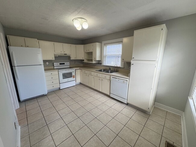 Building Photo - For Rent