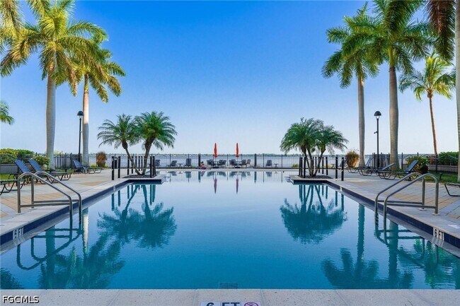 Building Photo - 2825 Palm Beach Blvd