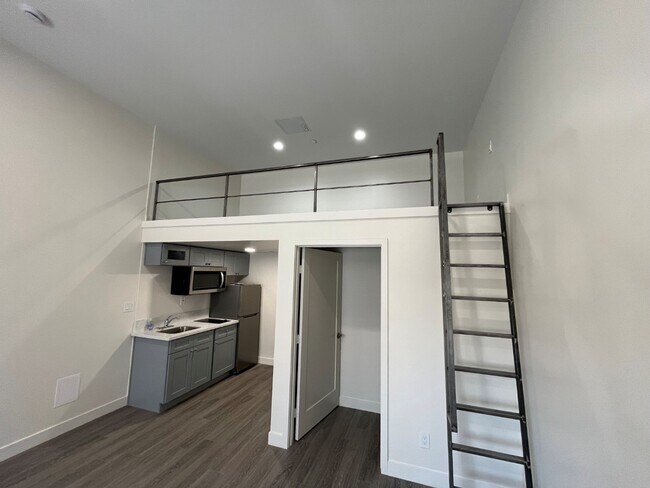 Building Photo - 138 Unit 1
