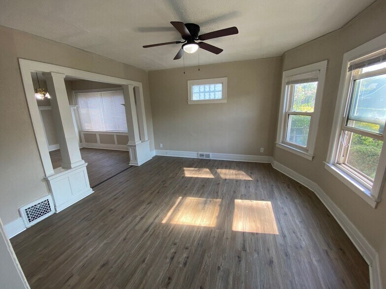 Building Photo - 4840 St Clair St