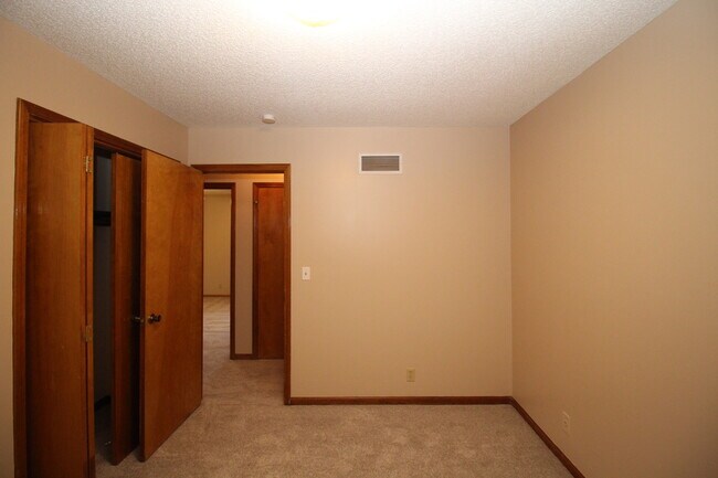 Building Photo - Huge 3 Bed 2.5 Bath home Overland Park