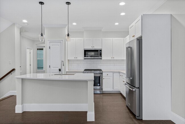 Building Photo - 15 Lily Pond Ln