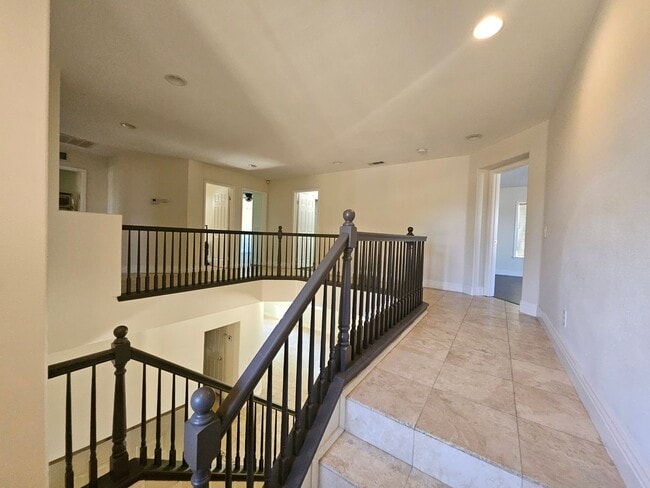 Building Photo - Executive home in South Corona!