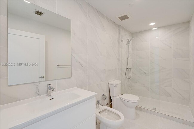 Building Photo - 816 84th St