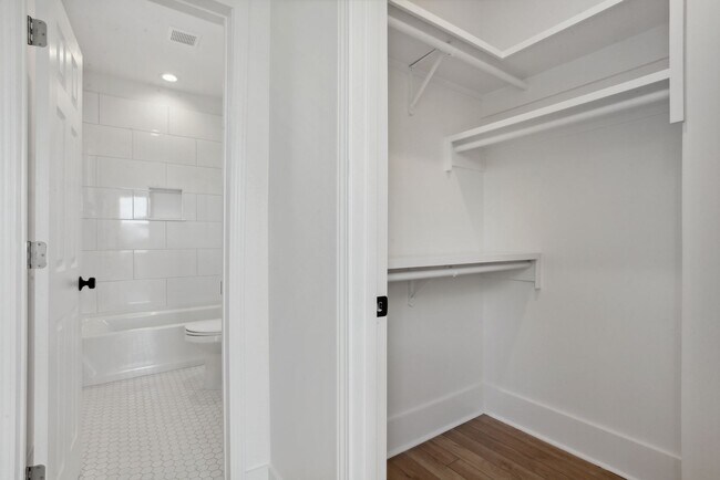 Building Photo - Newly Renovated 2BD/2.5BA with Covered Driveway