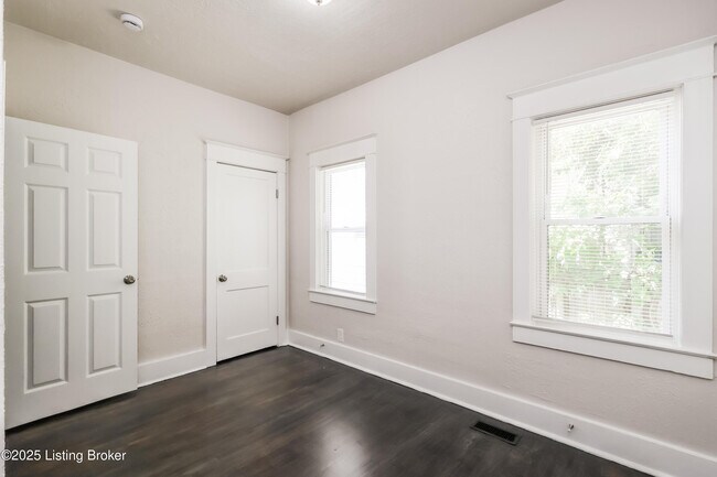 Building Photo - 637 Lindell Ave