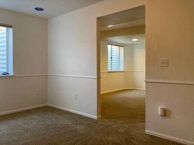 Building Photo - Spacious 4 Bed / 2.5 Bath Westminster Home