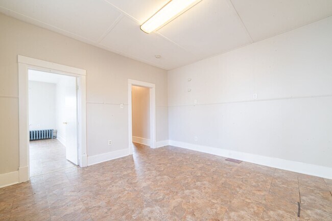 Building Photo - 426 W Peach St