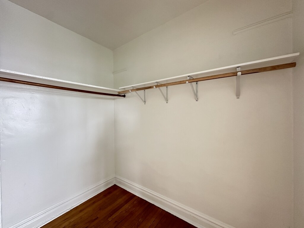 Building Photo - 2432 N Linden Pl