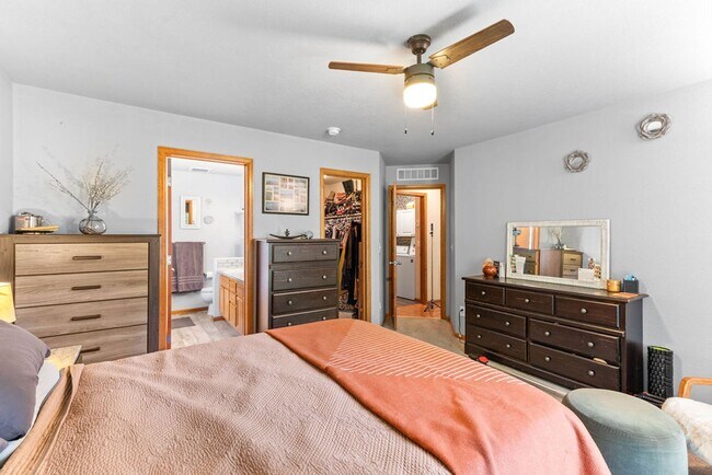 Building Photo - 5 Bedroom Ranch Available in Maple Hill